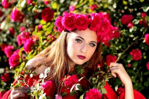 mulher-coroa-de-rosas